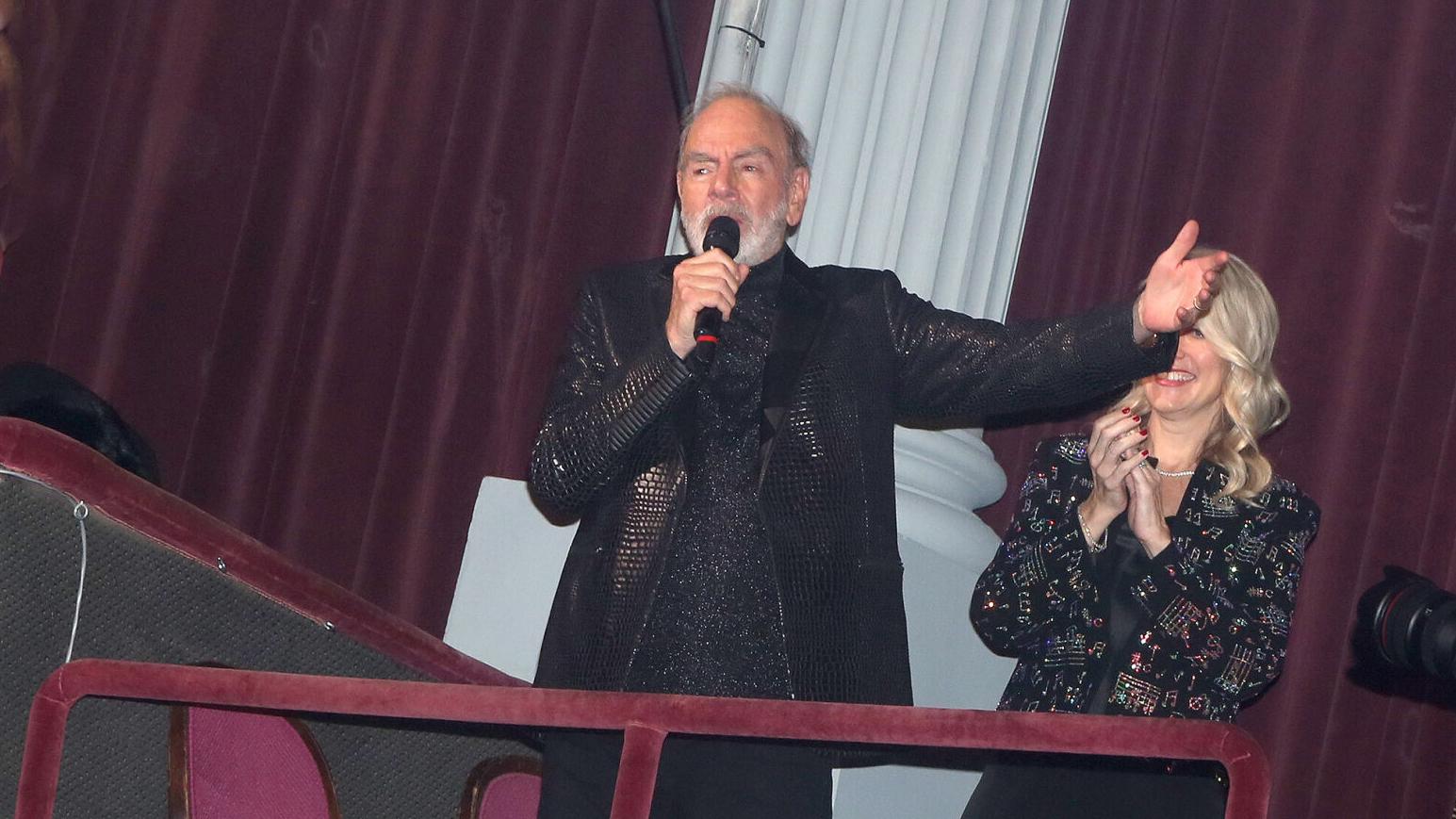 Neil Diamond surprises audience with 'Sweet Caroline' performance at Broadway opening of 'A Beautiful Noise'